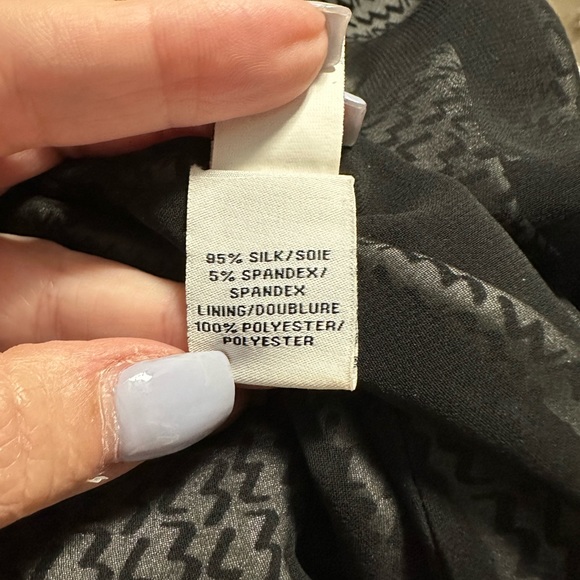 Diane Von Furstenberg silk dress size 4.Black and white.Zips from top and bottom - Picture 13 of 13